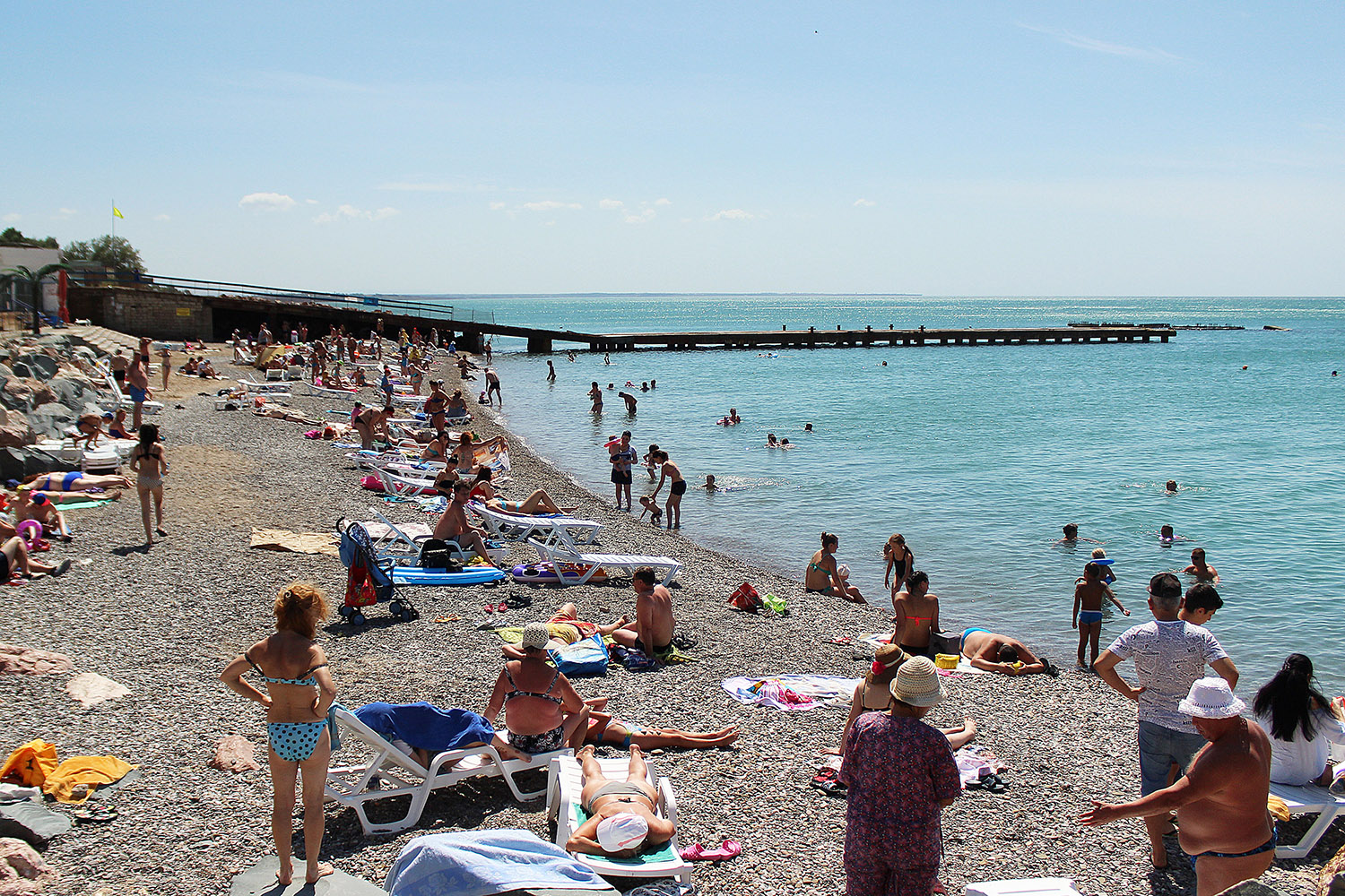 Туристы на пляже в Крыму 2019